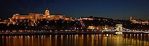 ライトアップされた王宮とドナウ川を渡る橋