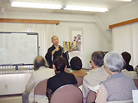 熱心に聞き入る皆様。笑ったり、感動したり