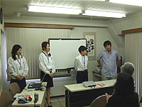 東京電力スタッフと中学生