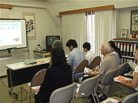 熱心に聞く参加者